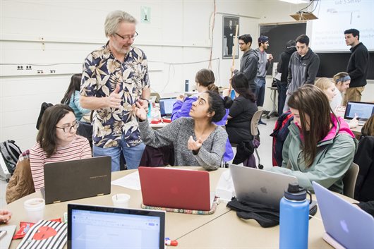 Associate Head for Undergraduate Programs and Professor Mats Selen facilitates a Physics 101 lab during spring semester 2018