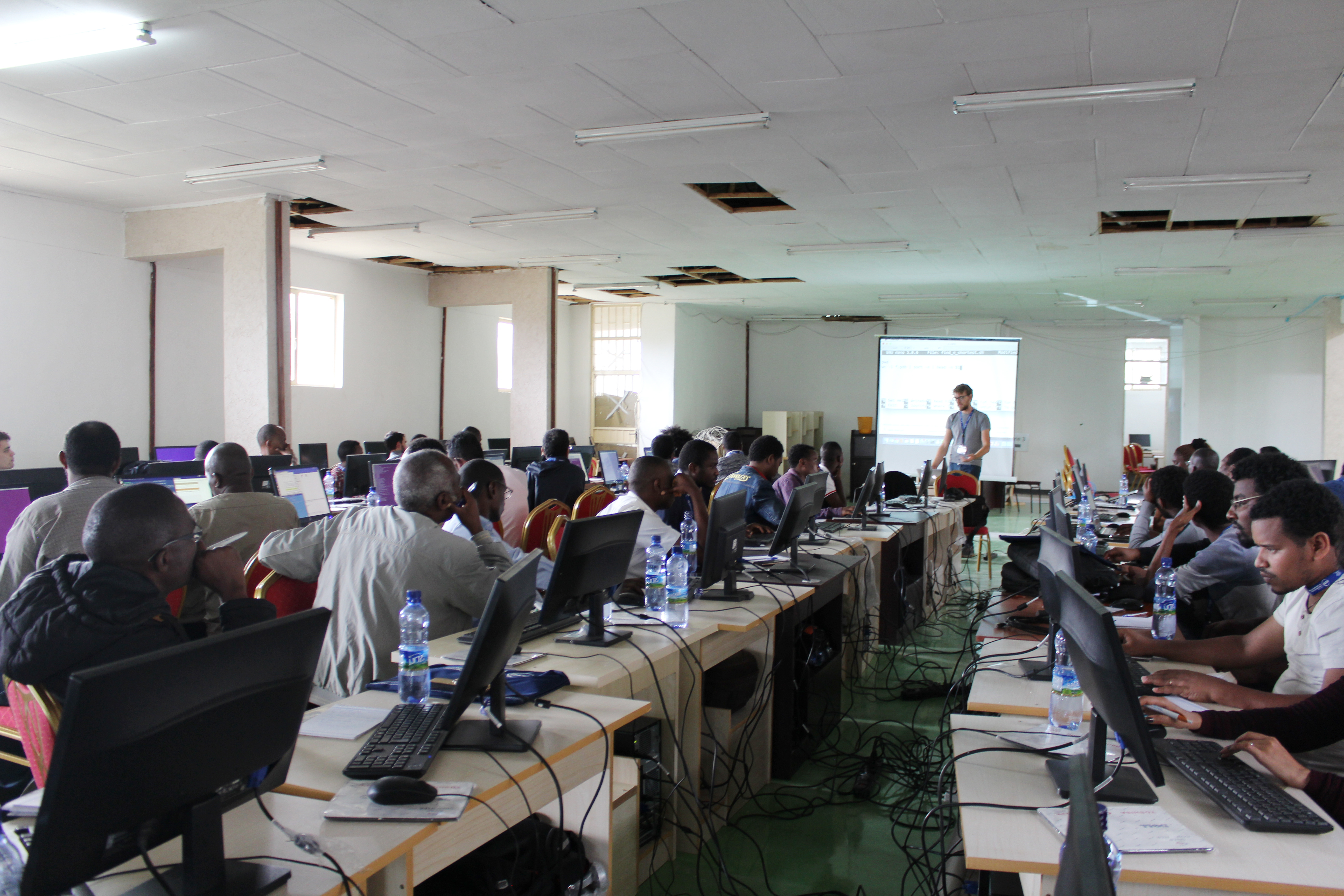 An ASESMA mentor leading a hands-on tutorial.&nbsp;