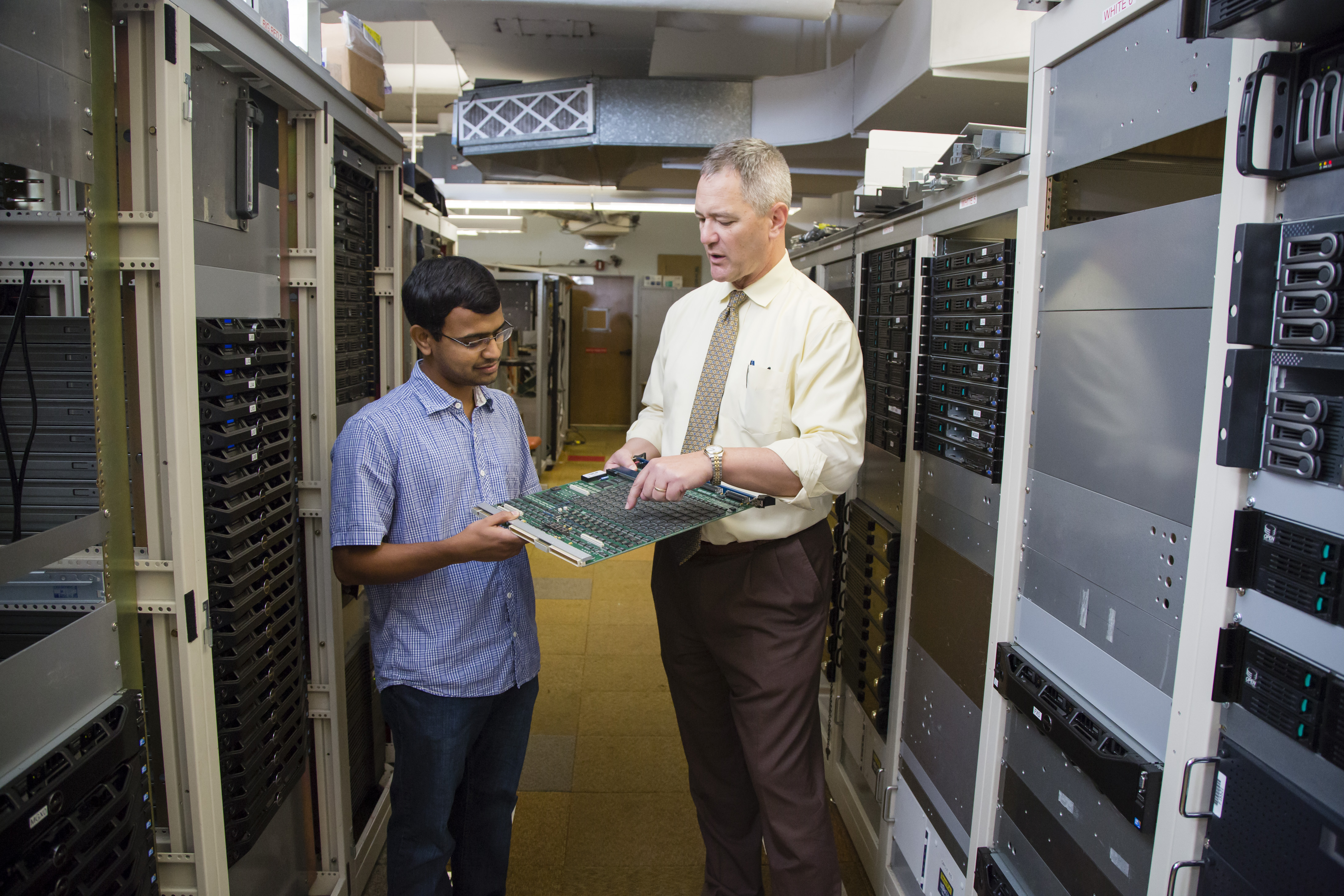 Kevin Pitts works with graduate student Adithya Kuchibhotla in his lab at Loomis. Photo by L. Brian Stauffer, University of Illinois at Urbana-Champaign