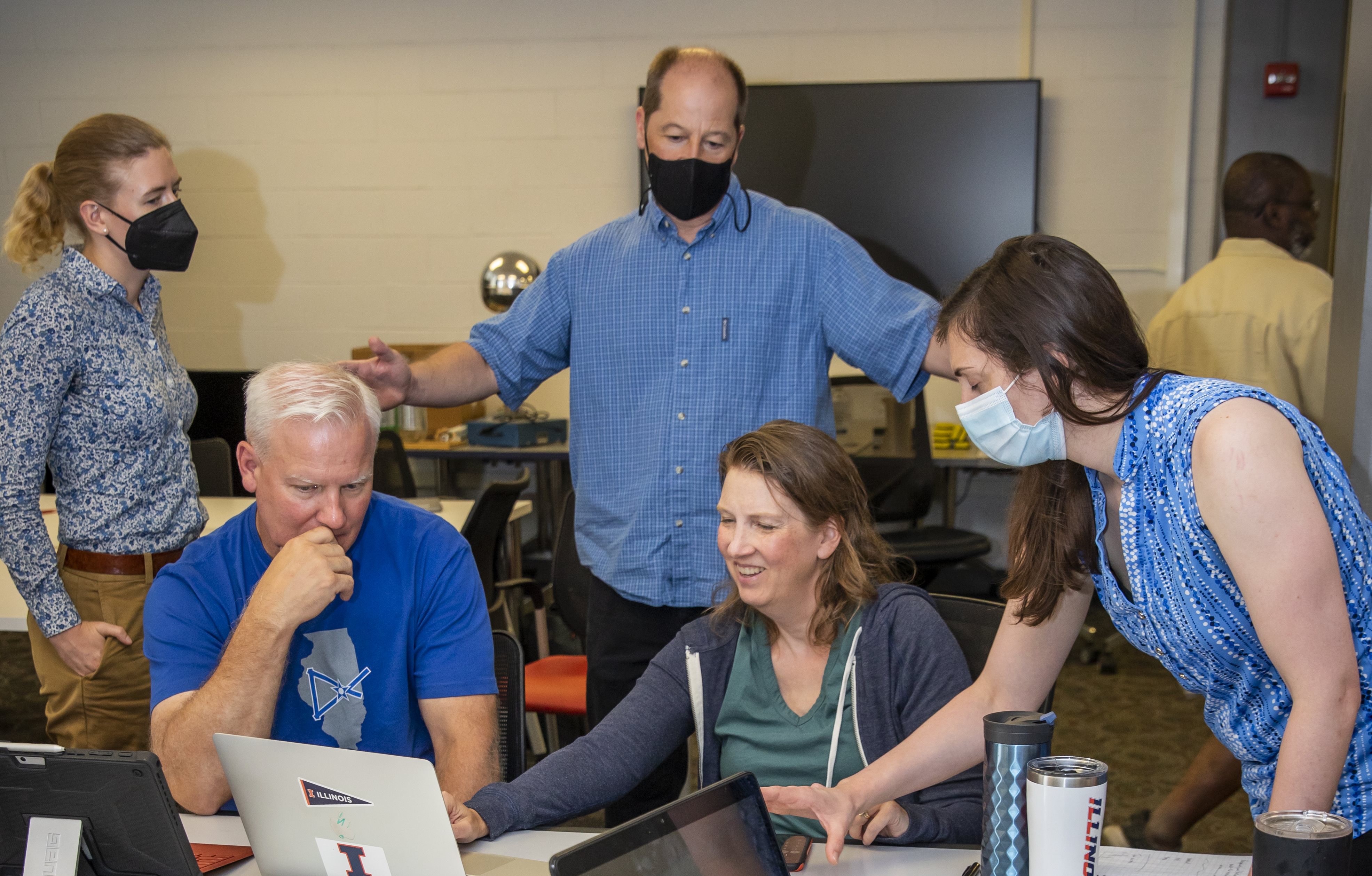 IPaSS teaching fellow Jill McLean (seated, center) collaborates on an iOLab activity with Illinois Physics Professor Tim Stelzer (standing, center), IPass coordinator Maggie Mahmood (standing, right), Illinois Physics graduate student Devyn Shafer (standing, left), and IPaSS teaching fellow Rodger Baldwin (seated, left). Photo by Michelle Hassel, University of Illinois Urbana-Champaign